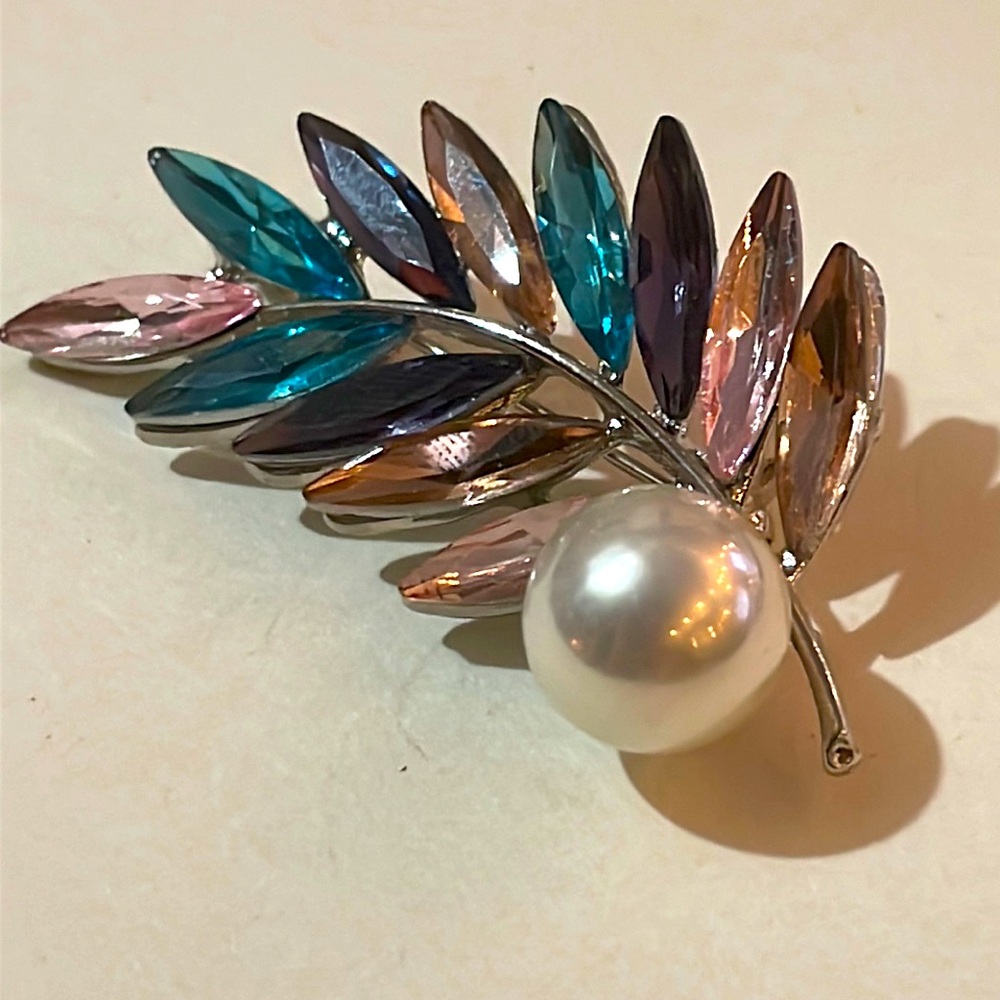 Fashion brooch jewelry is a thoughtful present for any occasion